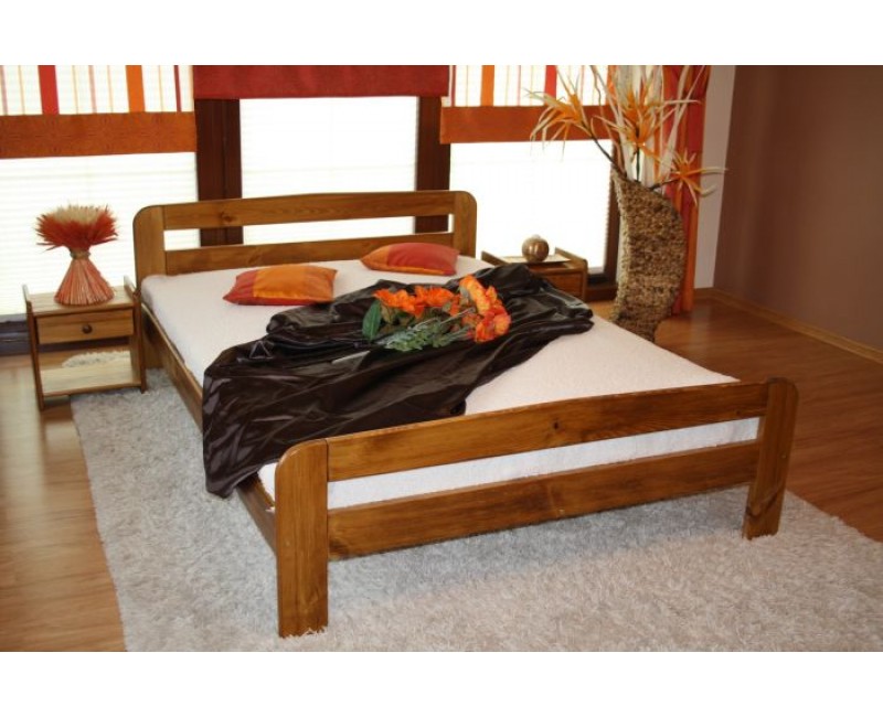 drevena-manzelska-postel-prostorna-800x650